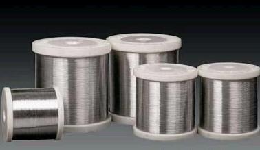 304與316不銹鋼細線全方位解析 從性能到市場，握緊行業脈絡\n\n### 正文 深入研究與技術數據\n\n#### 第一章 核心性能對比 - 304與316的區別何在？\n304不銹鋼（Cr含量18%，Ni含量8-9%）是最經典的不銹鋼牌號，因其平衡的含碳量（≤0.08%）和均勻的奧氏體結構，展現出優異的韌和可塑性。\n表面光亮，深受裝飾制造行業、拉絲或電化學處理的的青睞 —— 無論是在304還是304細線形態受制推案加工環境或苛刻化學接觸條件下的更復雜適用趨勢日趨明顯的存在導致另類的耐鹽酸場景較近的